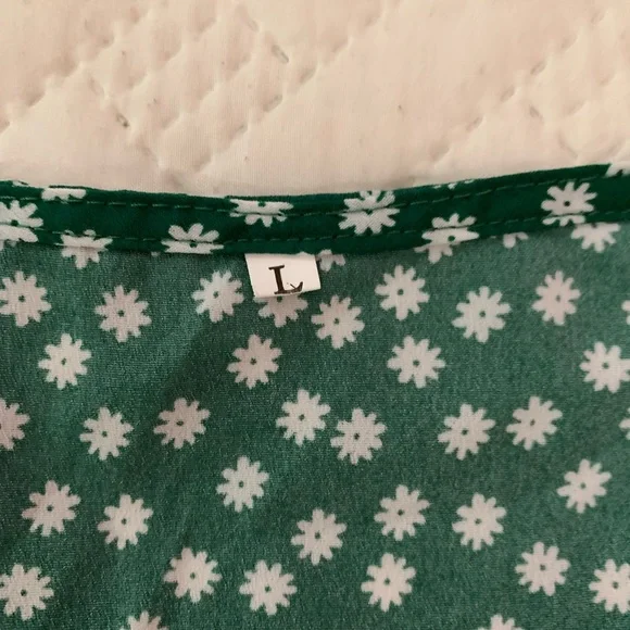 Super cute green top - Picture 3 of 3